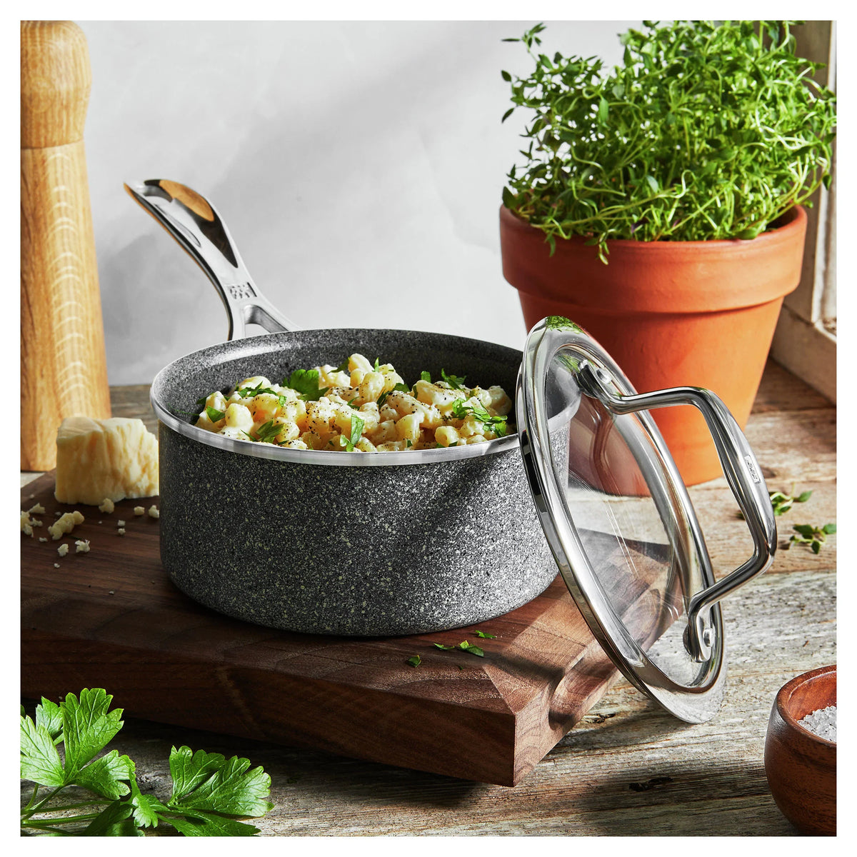 1 Qt. Aluminum Non-Stick Sauce Pan M258